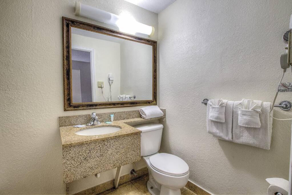 Beachfrnt Oasis:King Bed+Wi-Fi+AC+Free Parking*140 view 2