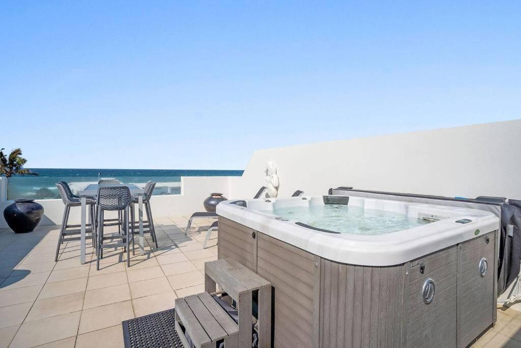 Lookout 334 - Endless Ocean Views - Rooftop Spa