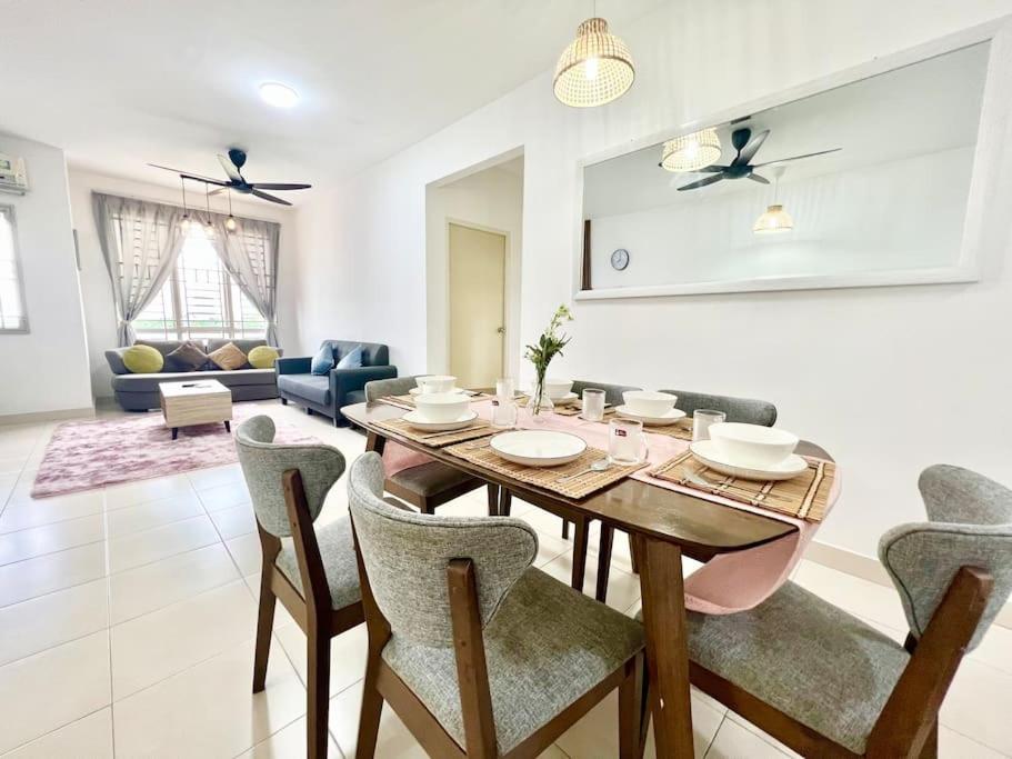O3 1-12Pax Cozy Home Setia Alam SCCC TV&WiFi Pool photo 1