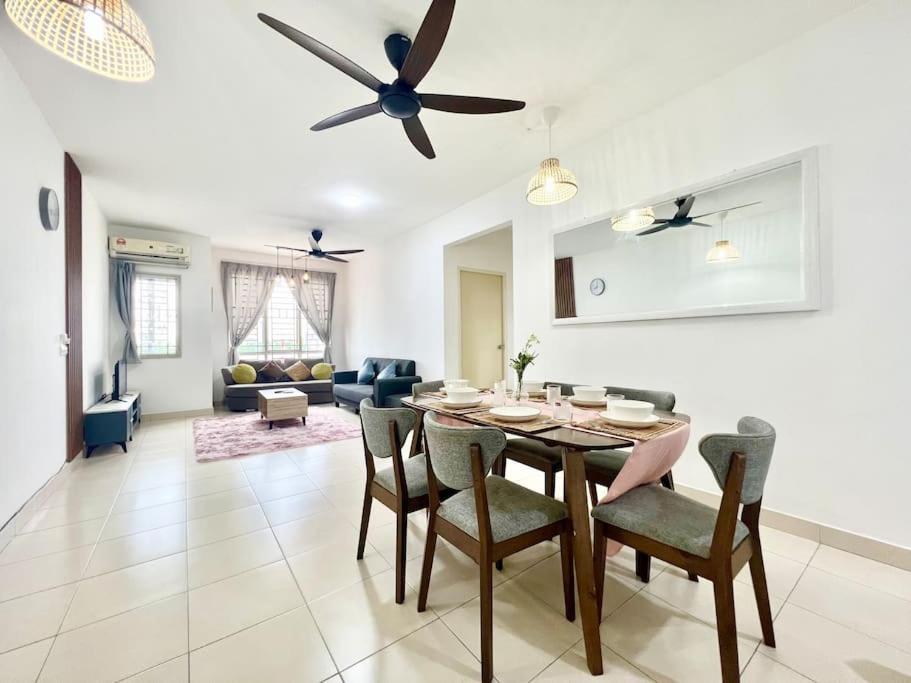 O3 1-12Pax Cozy Home Setia Alam SCCC TV&WiFi Pool photo 7