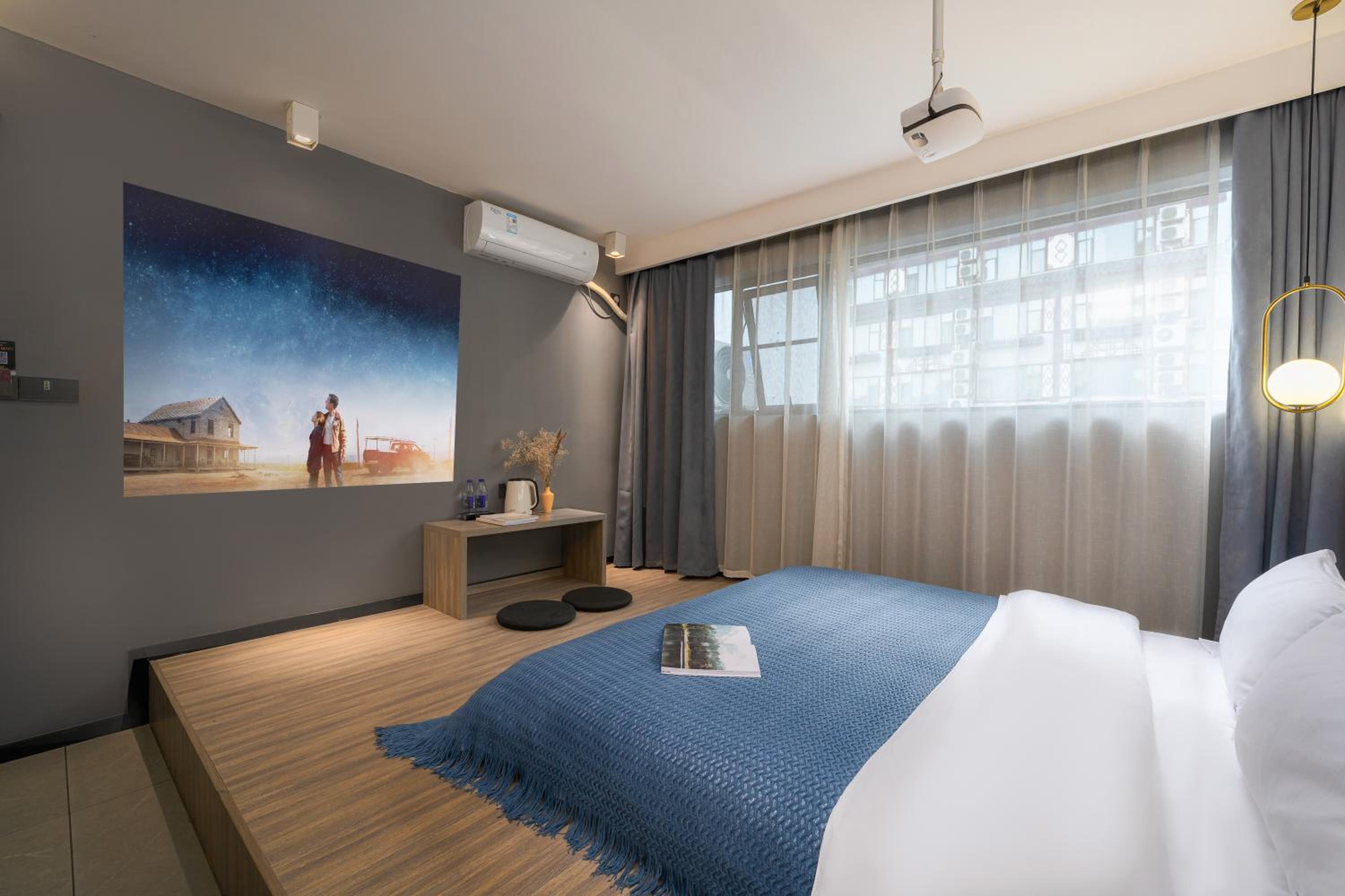Guilin Yangshuo Emoji Youth Hostel West Street Li River Yulong River Yangshuo Park Activities