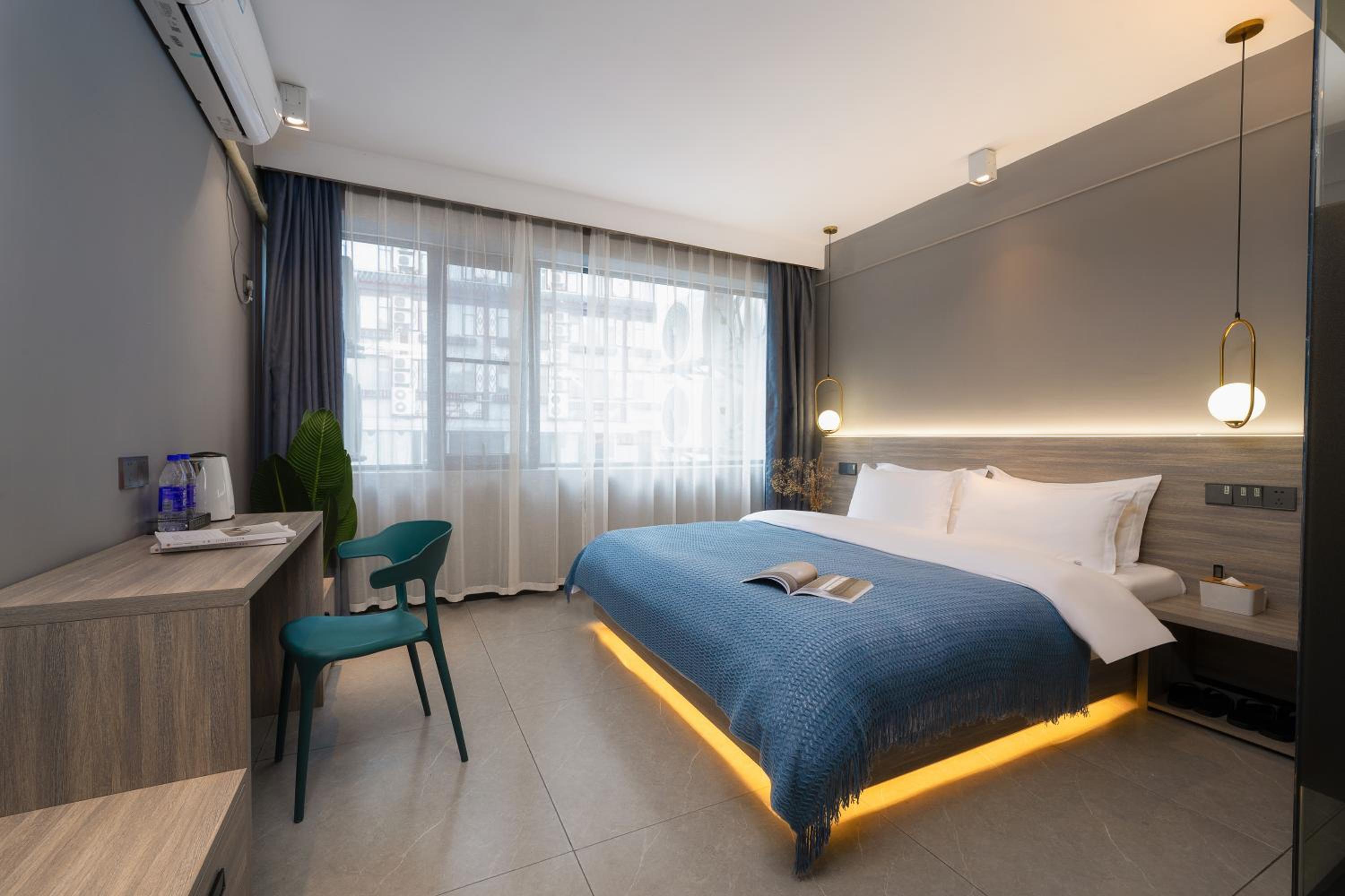 Guilin Yangshuo Emoji Youth Hostel West Street Li River Yulong River Yangshuo Park Activities