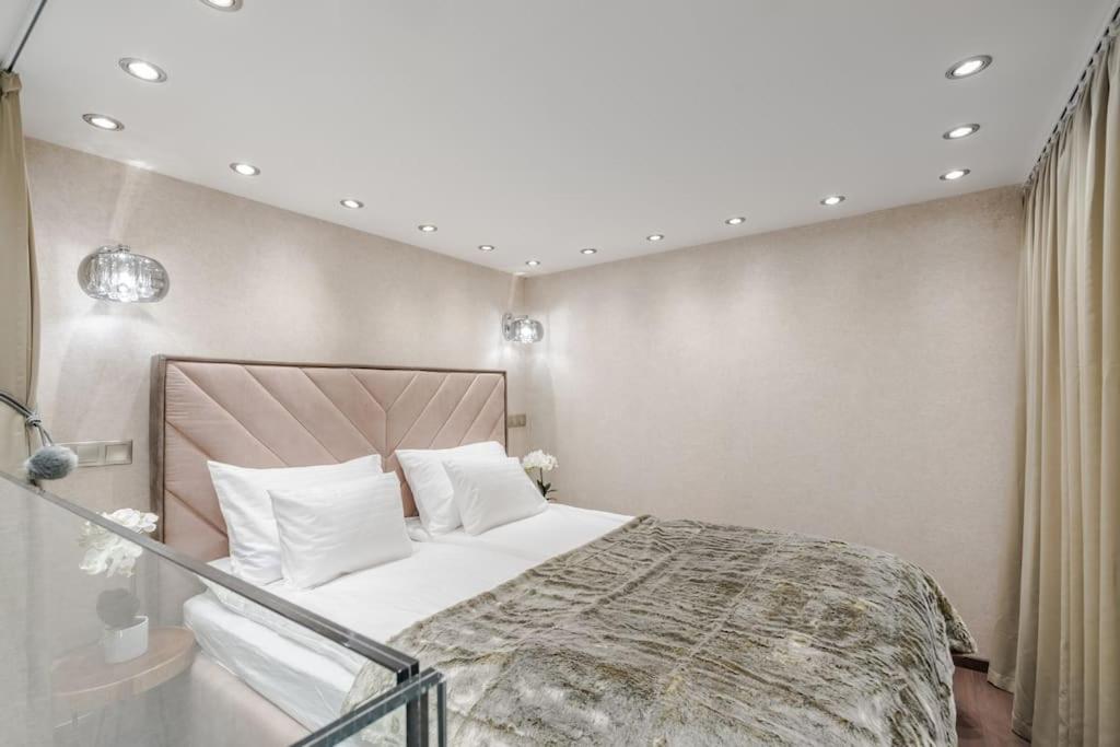 Stylish two-bedroom suite in the center
