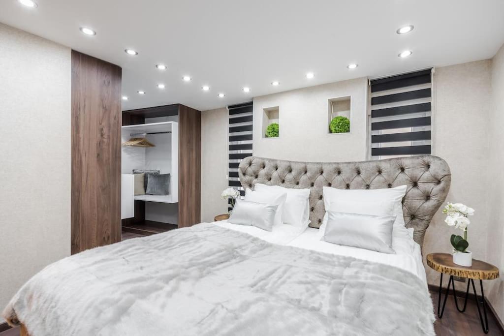 Stylish two-bedroom suite in the center
