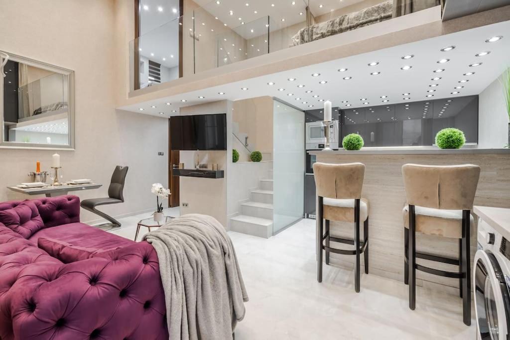 Stylish two-bedroom suite in the center