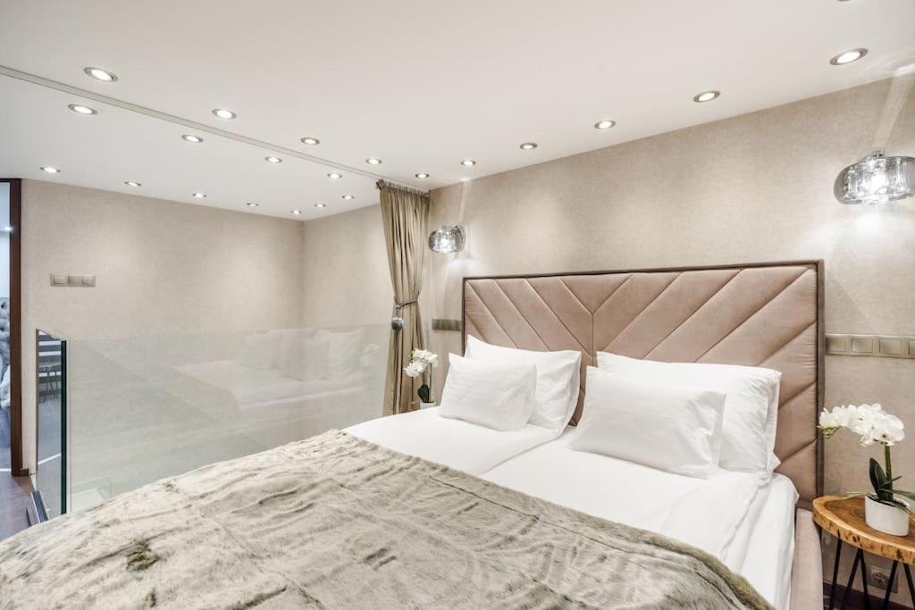 Stylish two-bedroom suite in the center