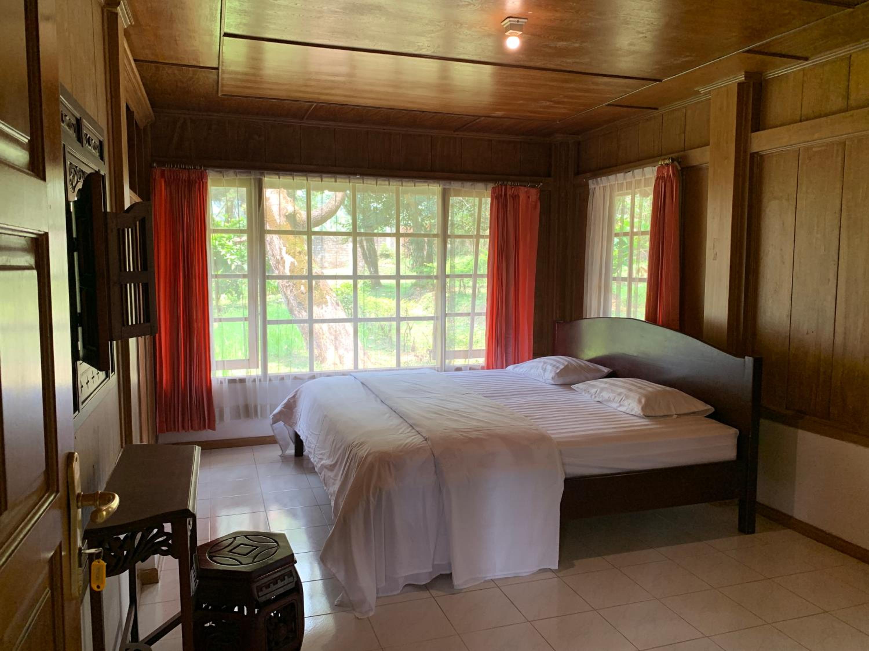 Villa Kayu Puncak by Henny Ariastoeti view 2