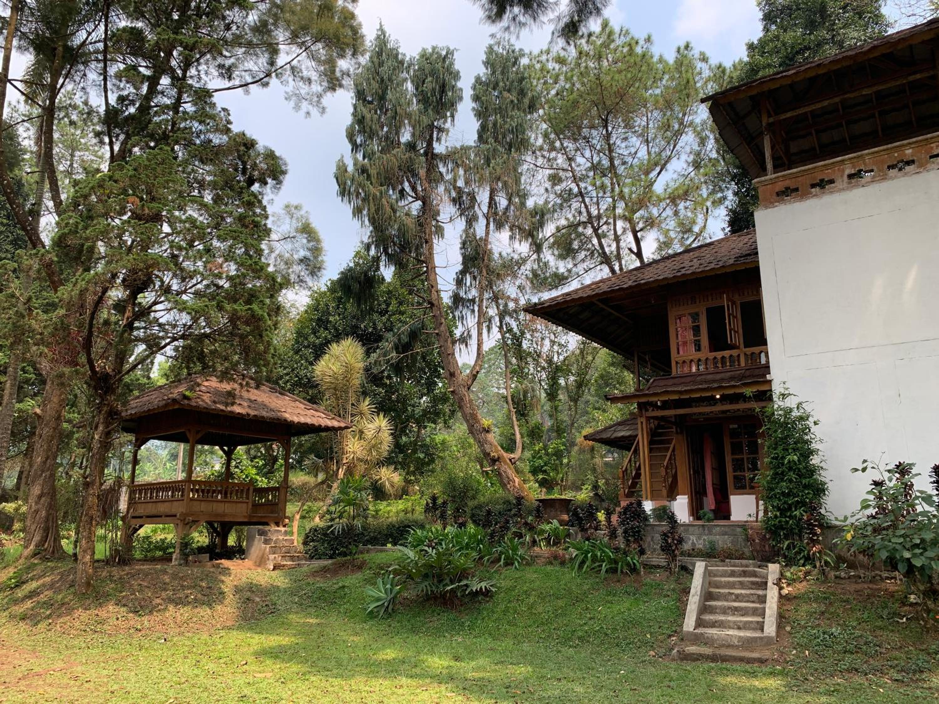 Villa Kayu Puncak by Henny Ariastoeti view 5