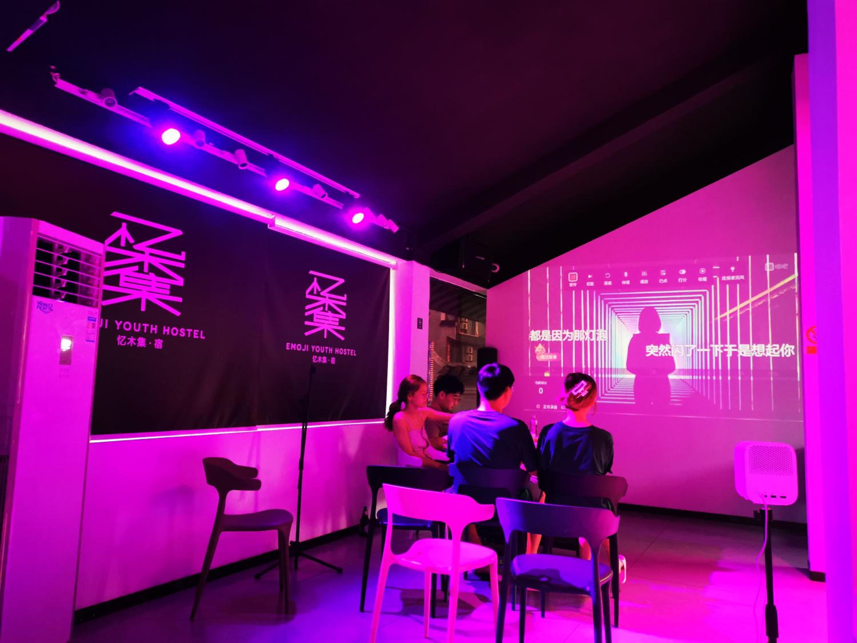 Guilin Yangshuo Emoji Youth Hostel West Street Li River Yulong River Yangshuo Park Activities