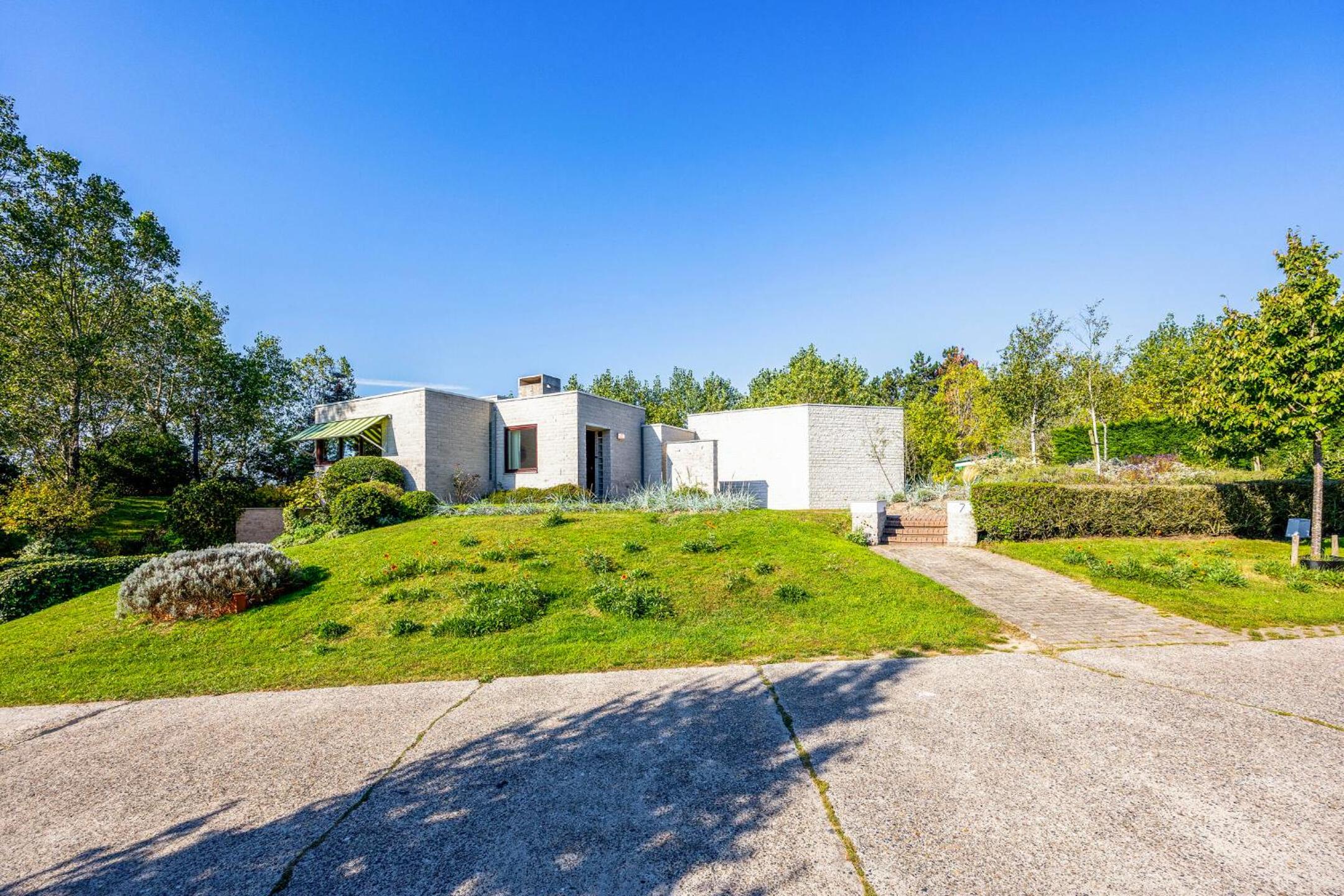 La Maison Fleurie - Sunny holiday home with large garden, parking, within walking distance of the sea
