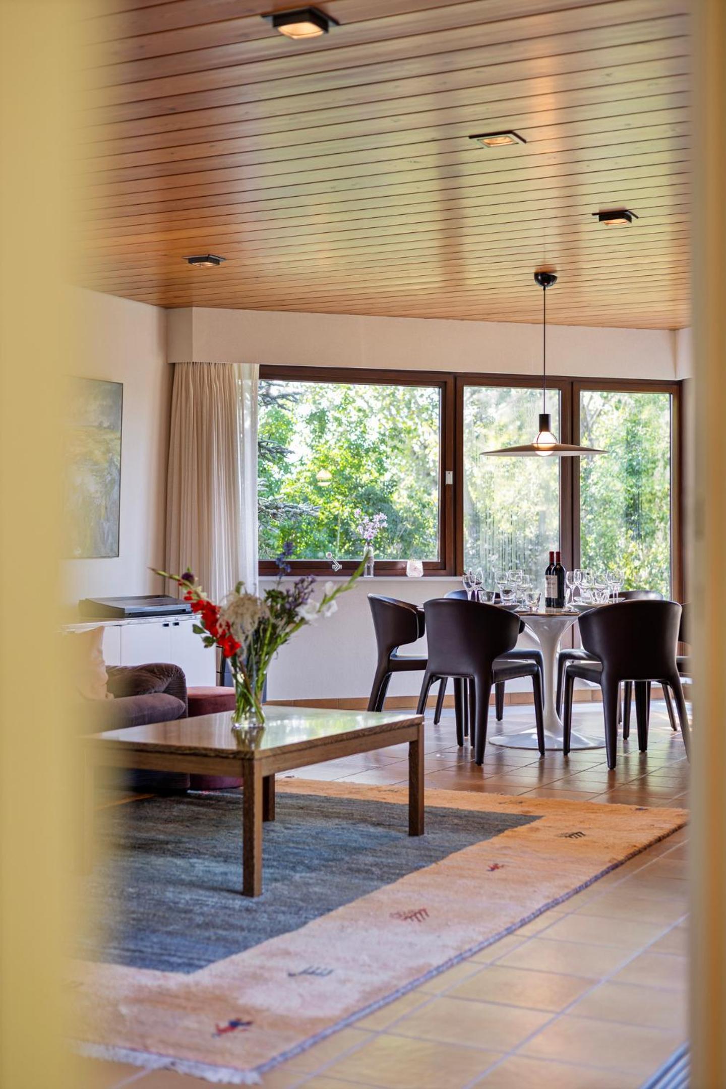 La Maison Fleurie - Sunny holiday home with large garden, parking, within walking distance of the sea