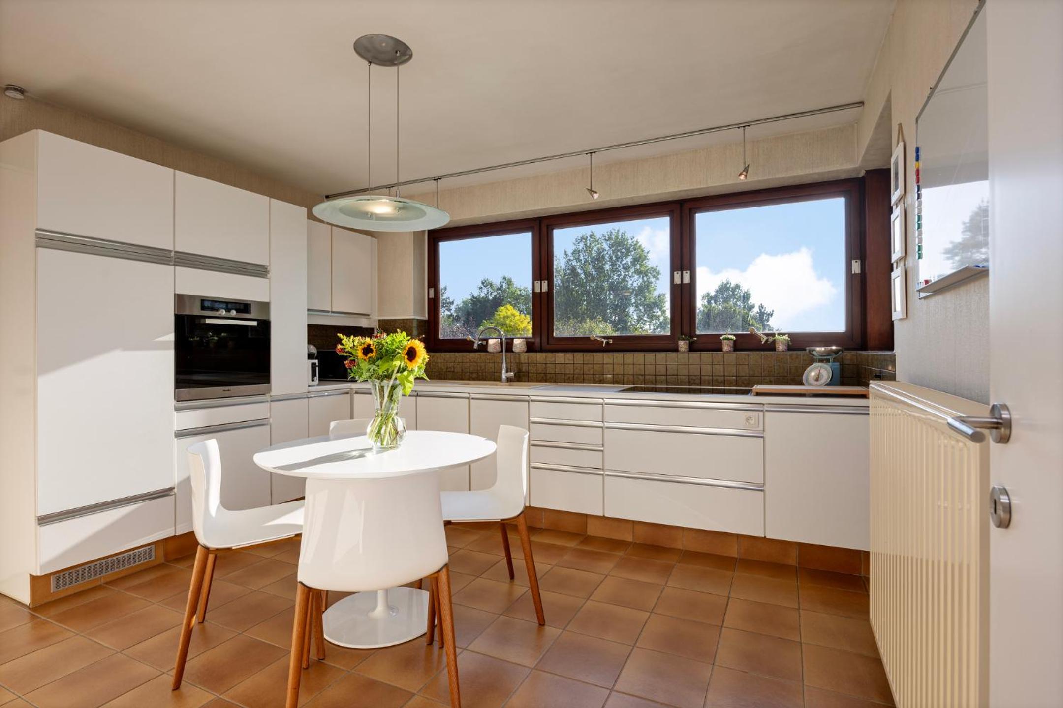 La Maison Fleurie - Sunny holiday home with large garden, parking, within walking distance of the sea