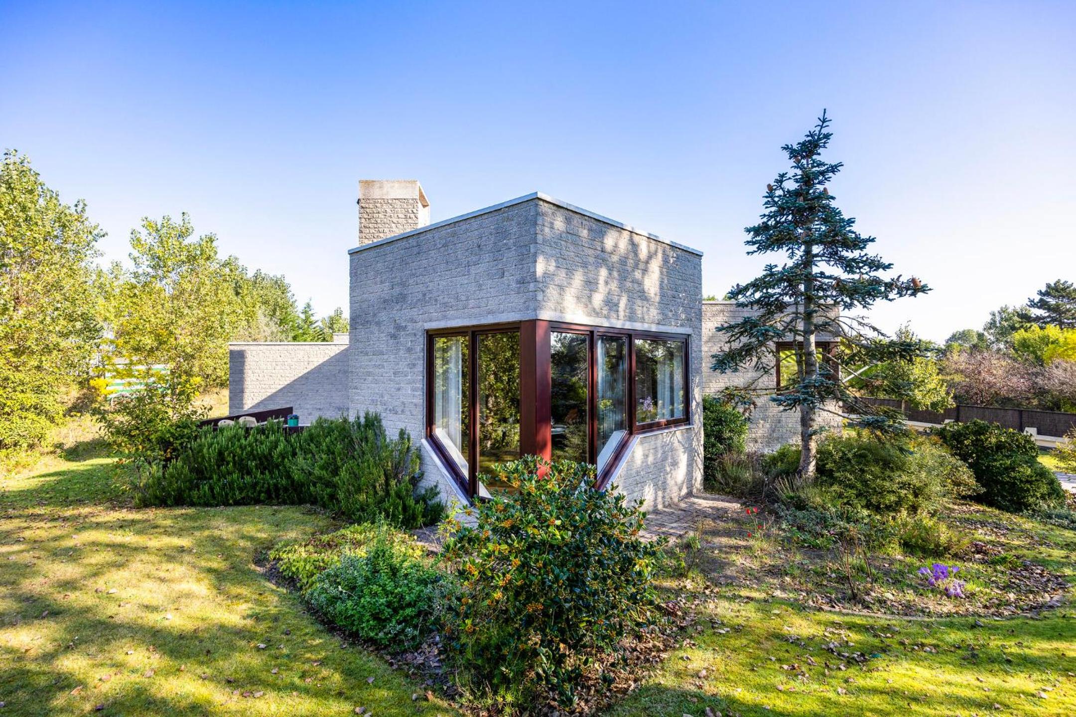 La Maison Fleurie - Sunny holiday home with large garden, parking, within walking distance of the sea