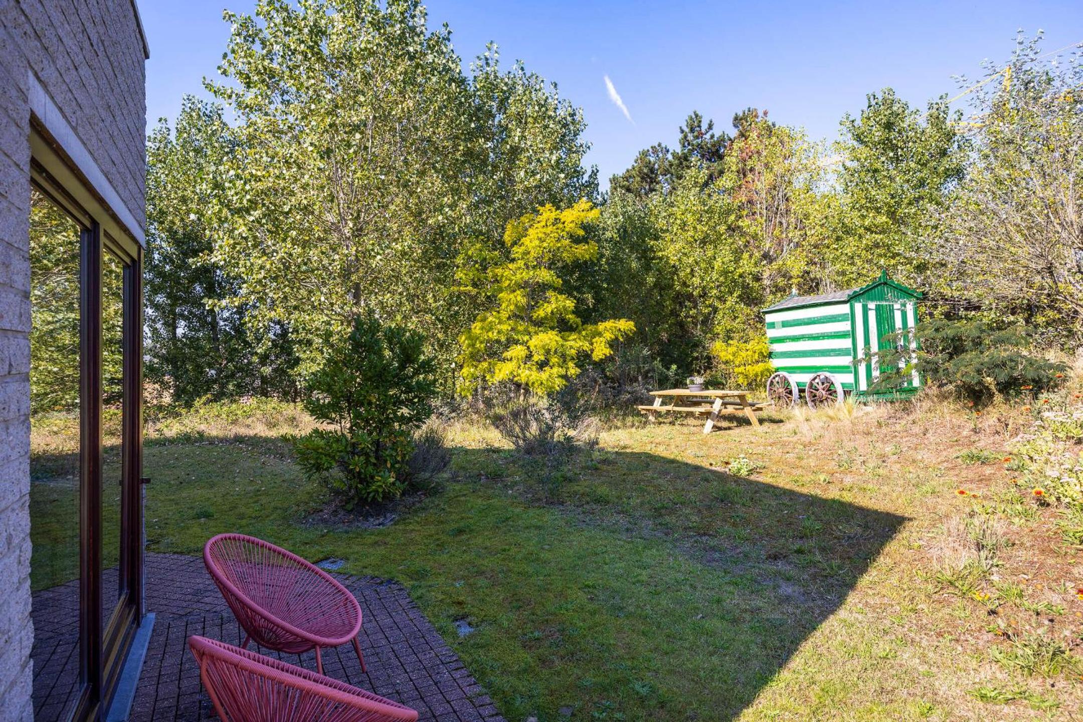 La Maison Fleurie - Sunny holiday home with large garden, parking, within walking distance of the sea