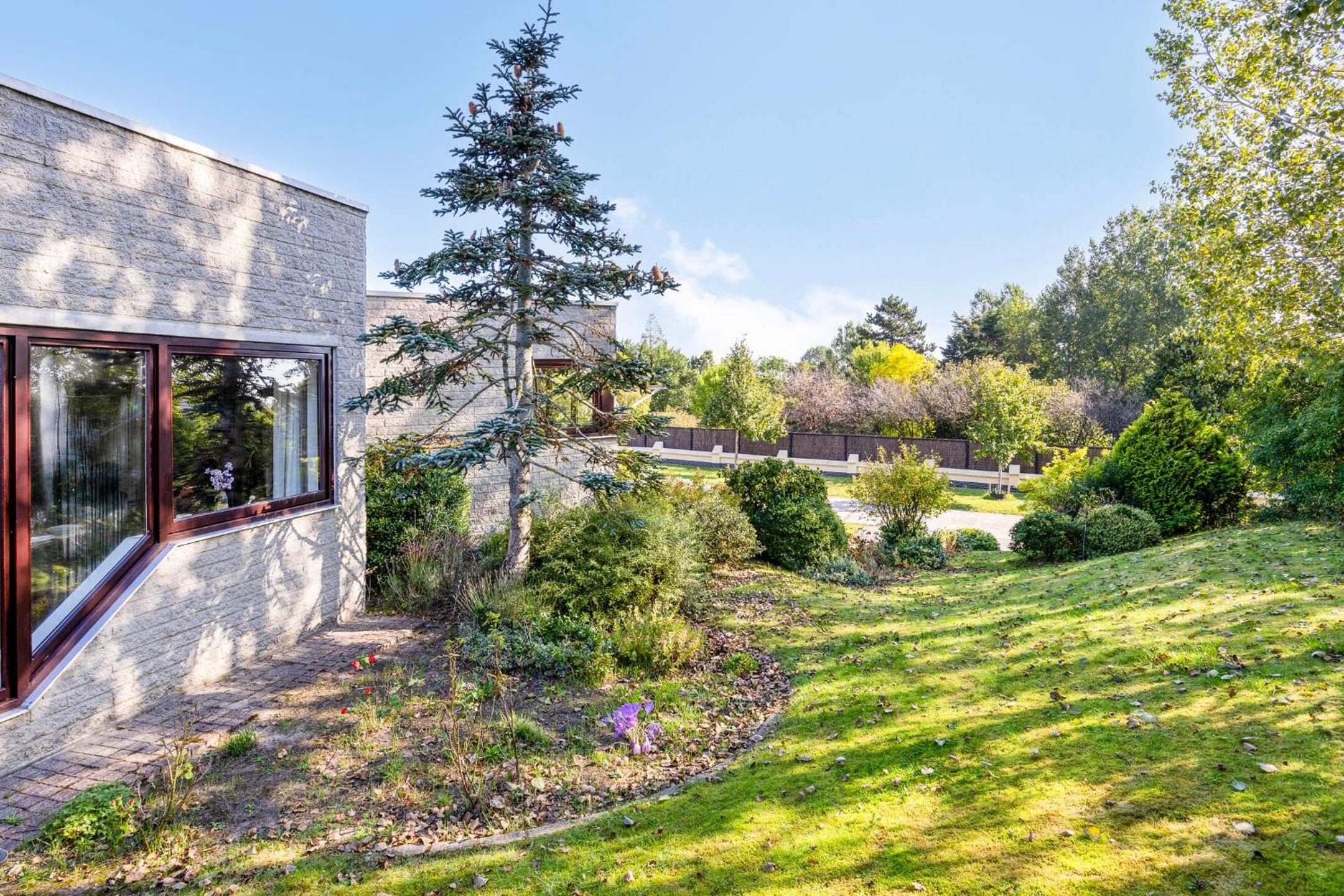 La Maison Fleurie - Sunny holiday home with large garden, parking, within walking distance of the sea