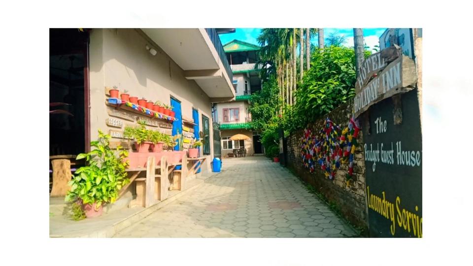 Hotel Holidays Inn - Bagpacker's Home view 3