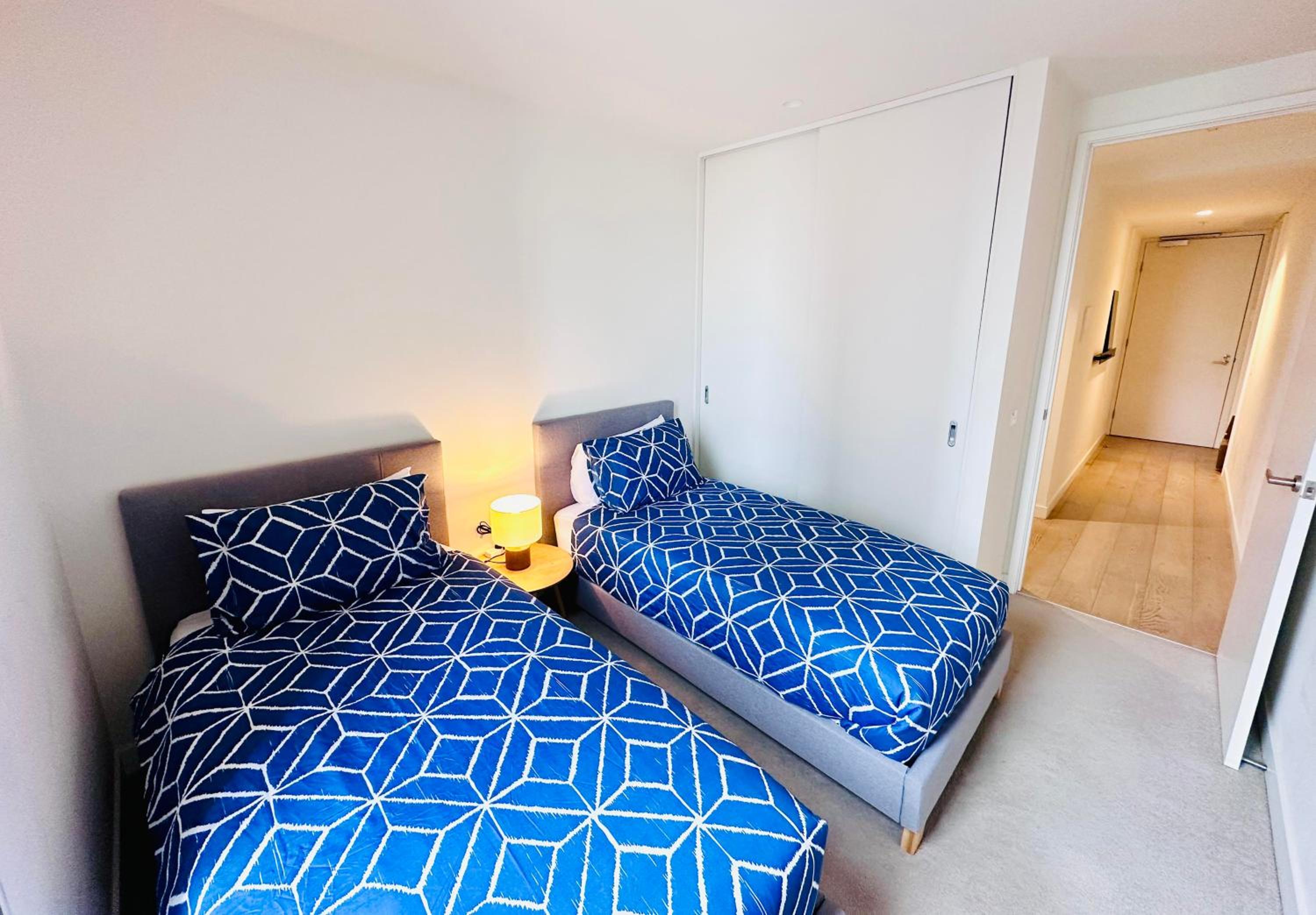 Melbourne CBD Empire Apartment