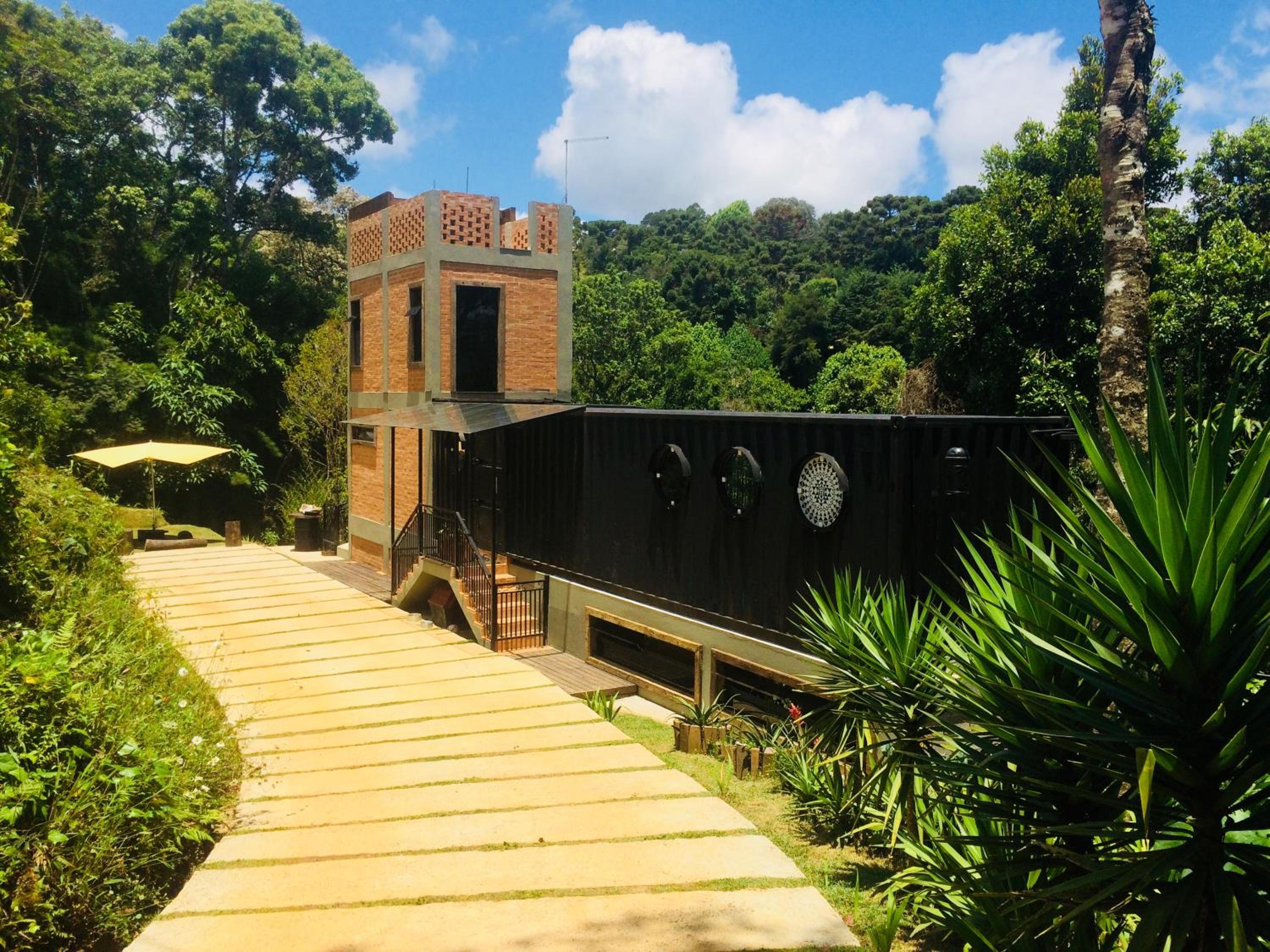 Casa Container 80 - Suítes privativas e sofisticadas integradas à natureza