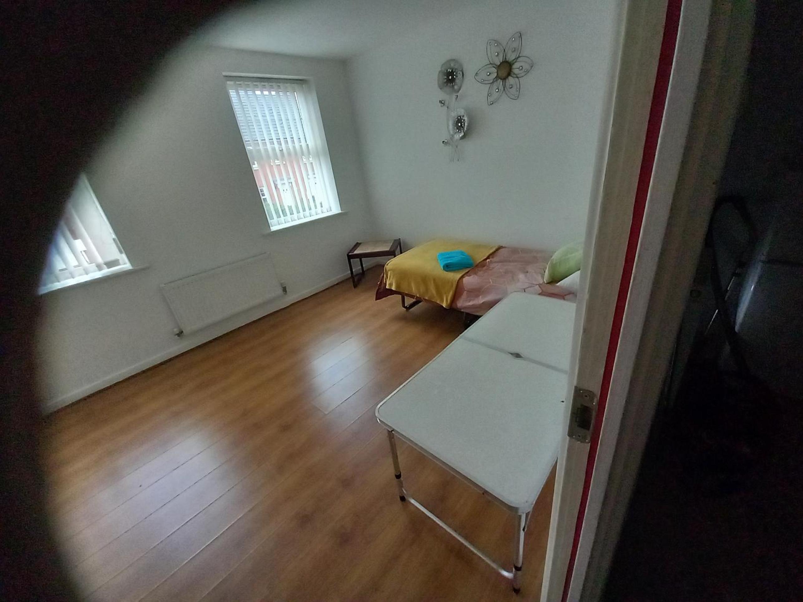 Private rooms, 2 showers in 3 storey hse, 25 minutes walk from Leicester city centre view 4