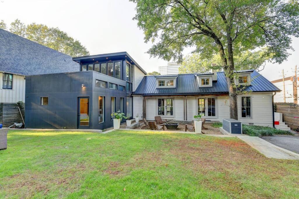 Modern Farm house in heart of the City- Sleeps 12 view 3