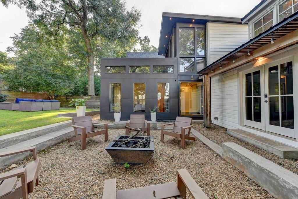 Modern Farm house in heart of the City- Sleeps 12 view 5