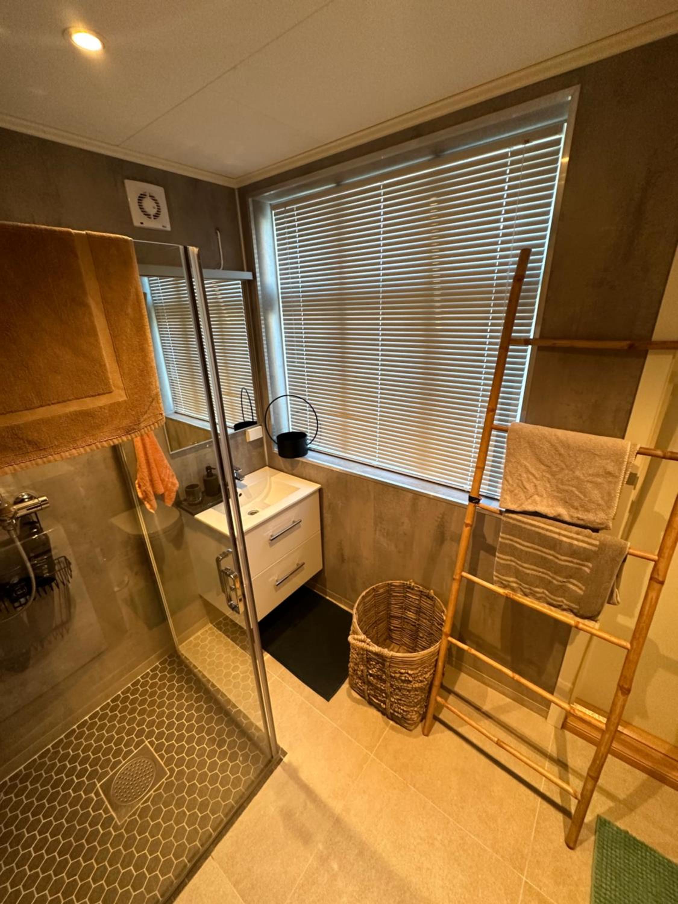 Downtown Historical House with Renovated apartments free P near view 4