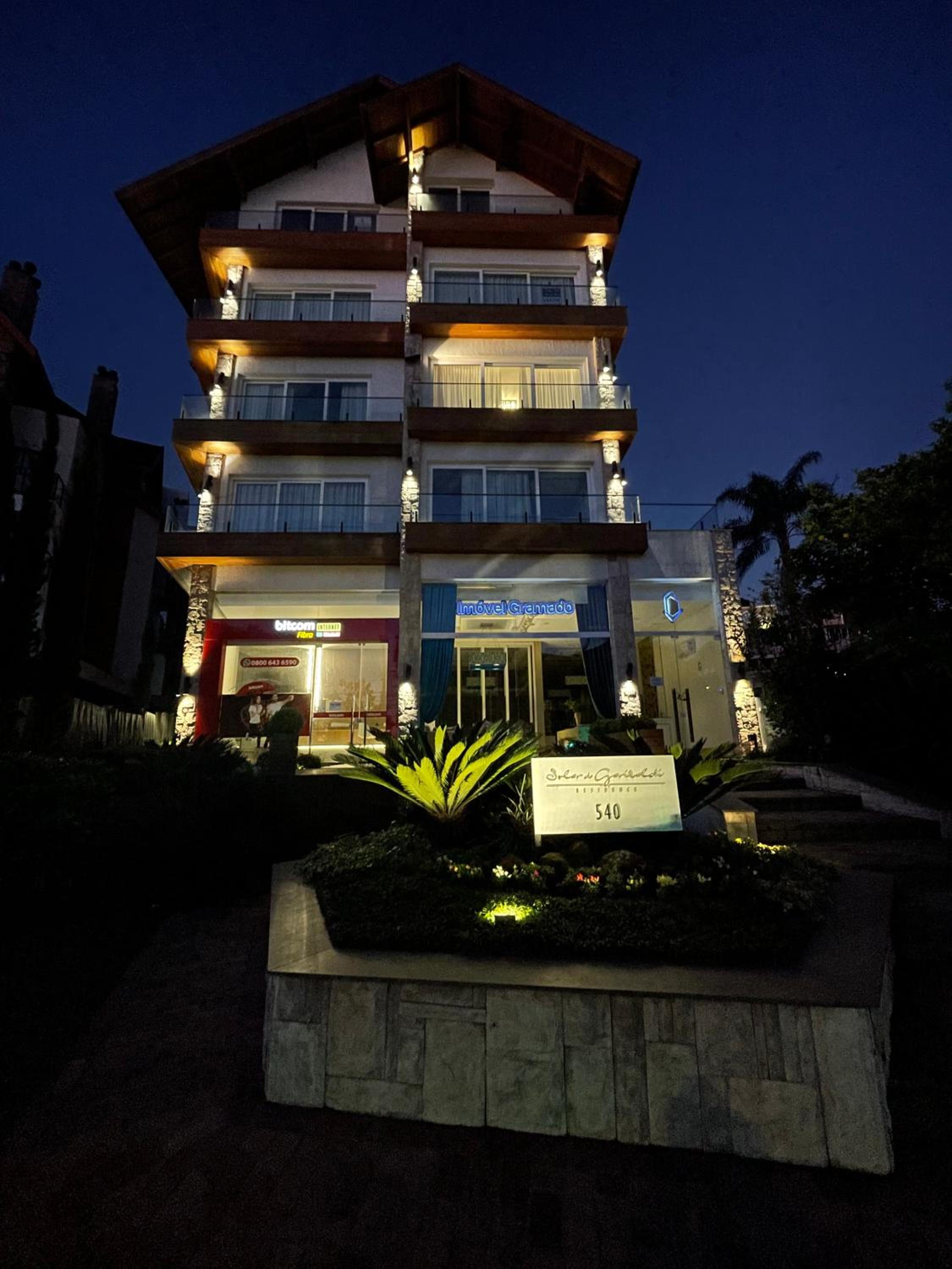 Apartamento espetacular, 2 suítes, a 30m da Rua Coberta