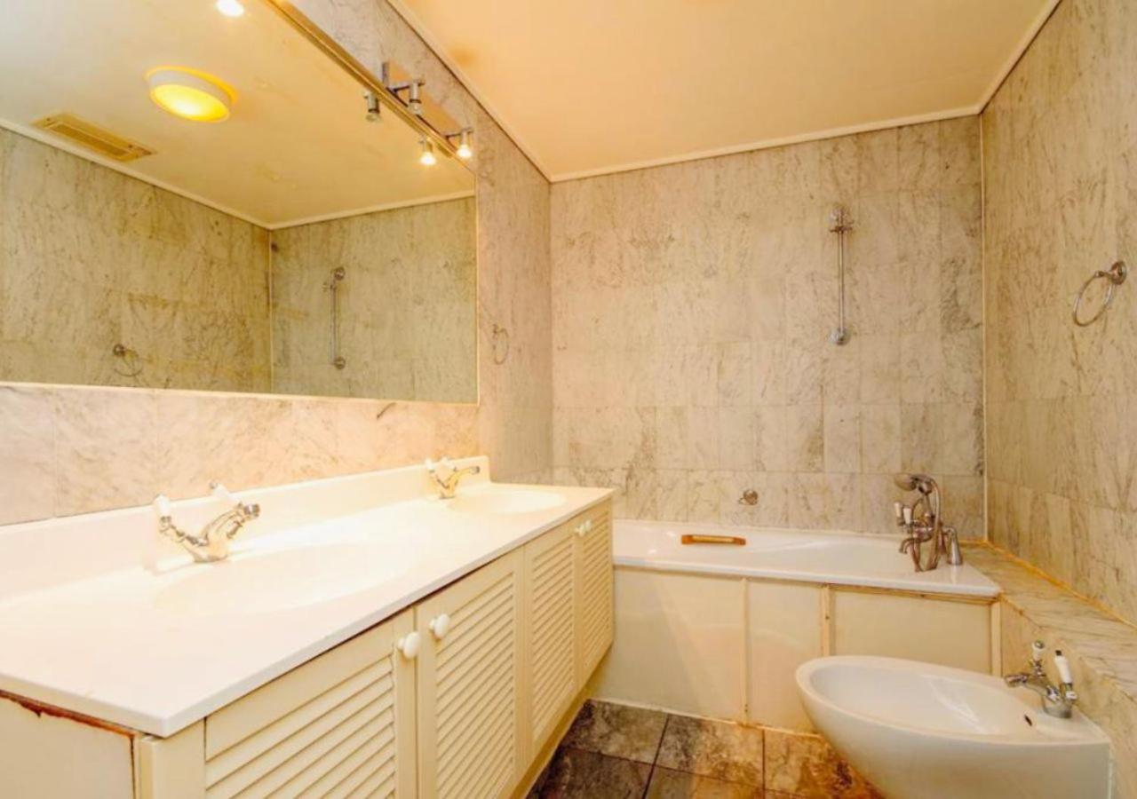 2 Bedroom flat in diplomatic enclave in Kensington