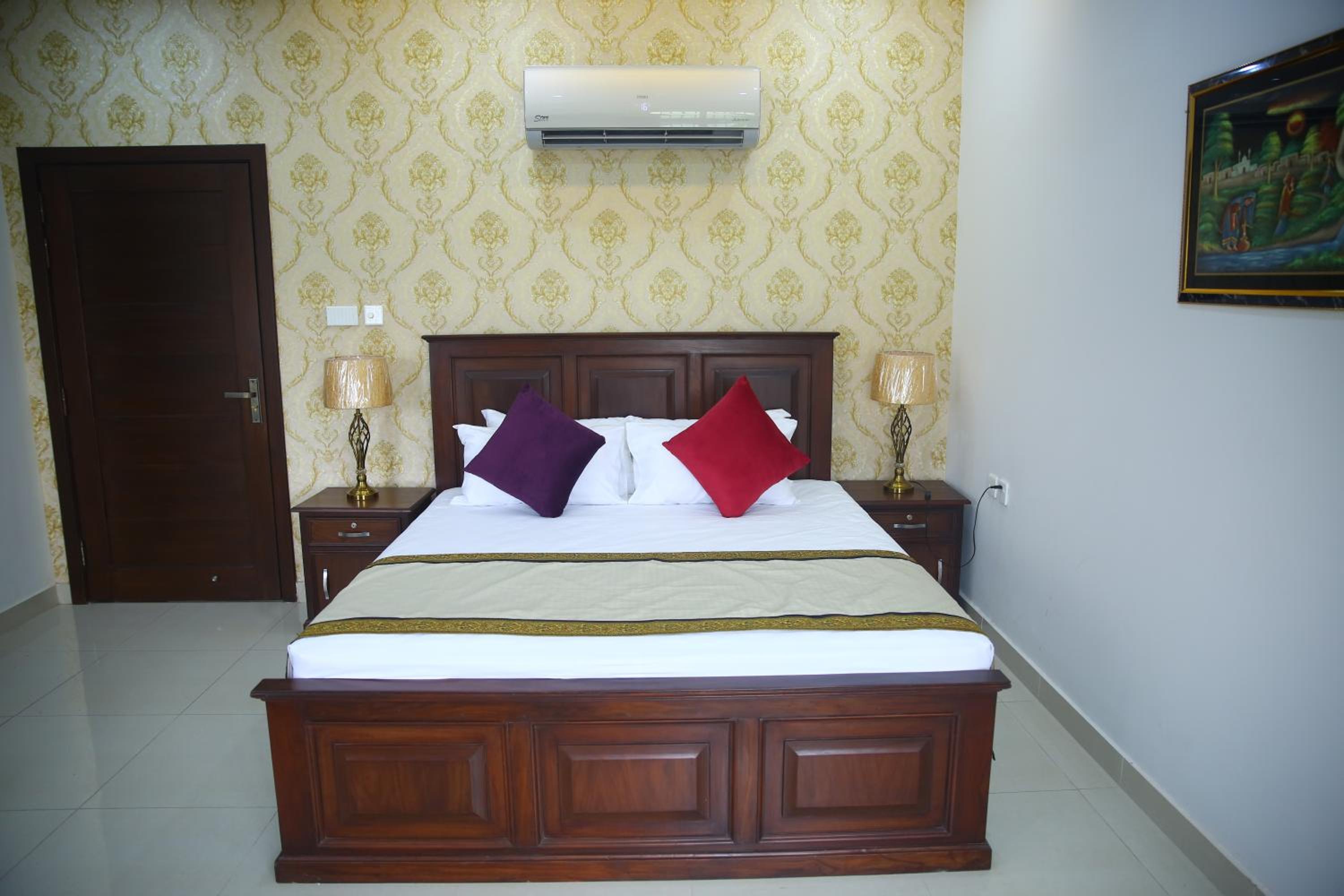 Gulberg Suites