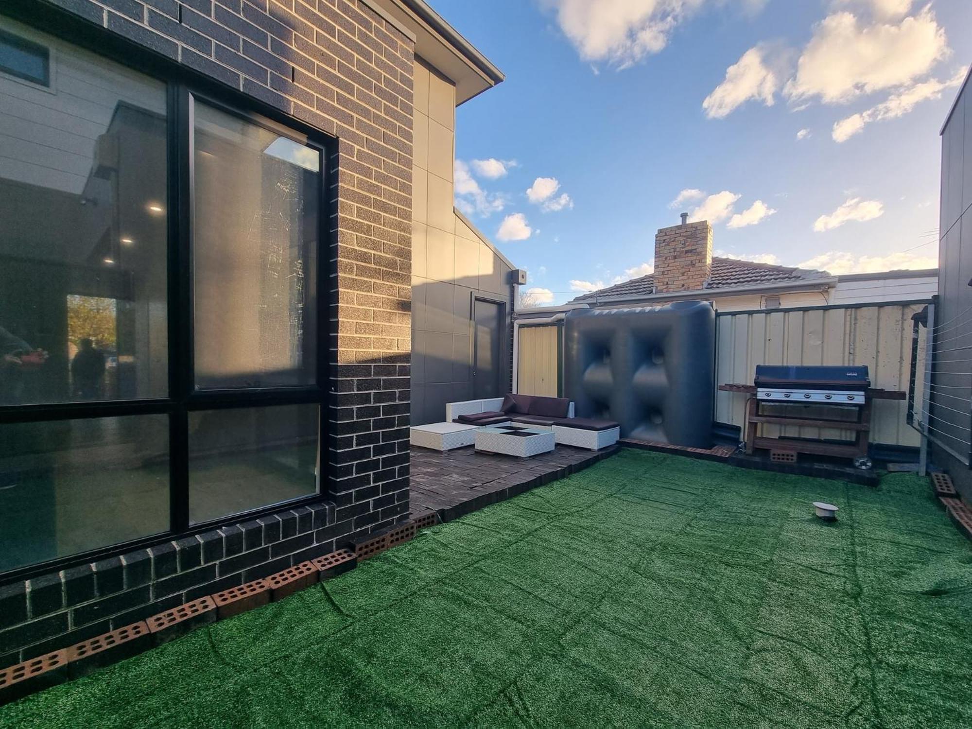 Rosie Townhouse - Modern home in Sunshine