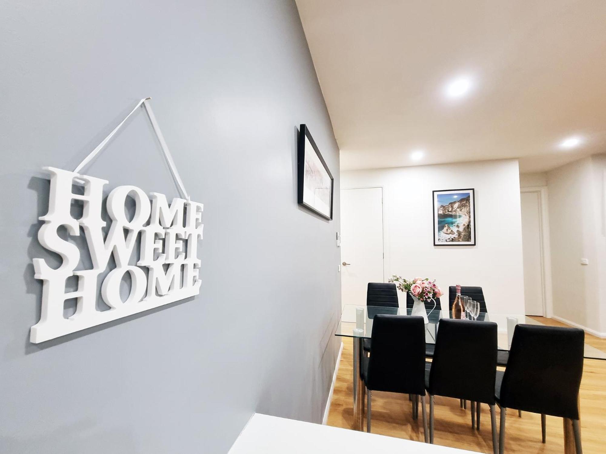 Rosie Townhouse - Modern home in Sunshine