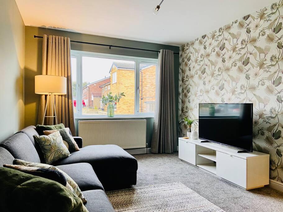 uSnooz I Charming 4-Bed Halifax Home with Garden view 2