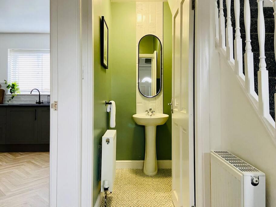 uSnooz I Charming 4-Bed Halifax Home with Garden view 4