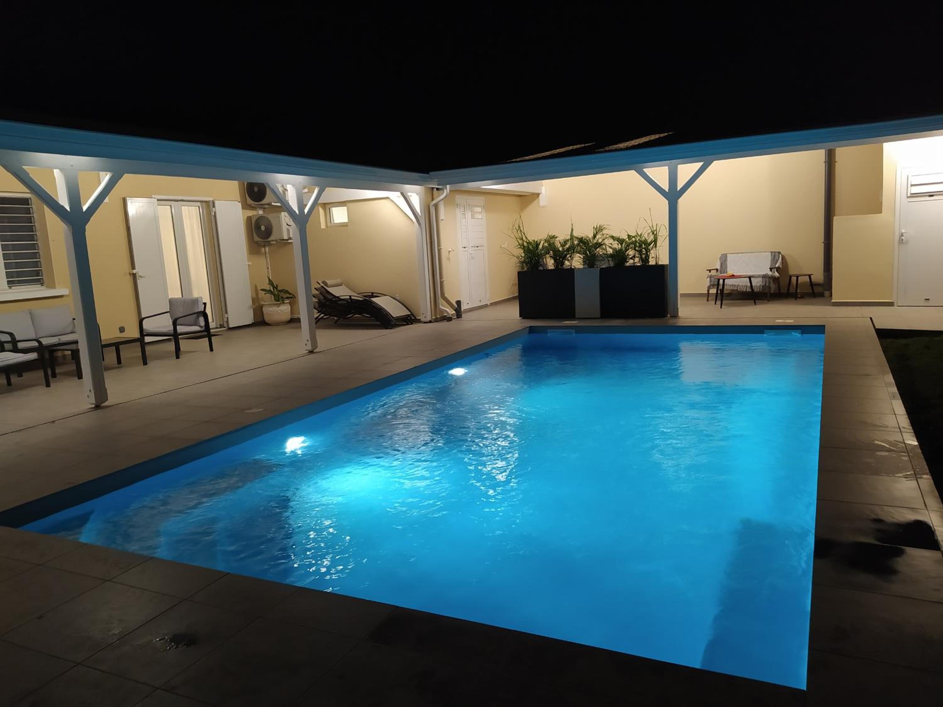Villa Créoléna - Chambres d'hôtes avec piscine - option kitchenette - proche plage - calme absolu - Nord Grande-Terre