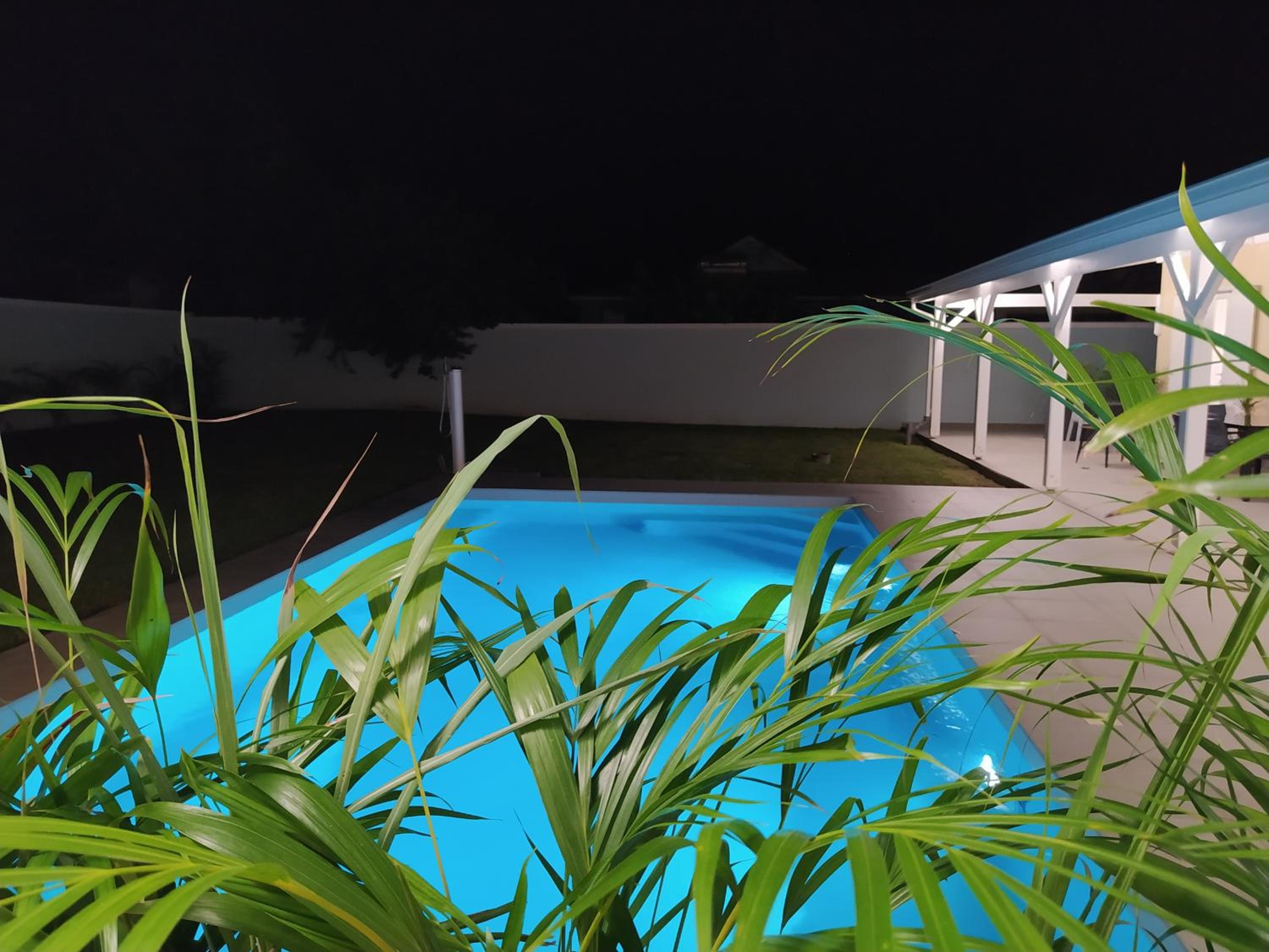 Villa Créoléna - Chambres d'hôtes avec piscine - option kitchenette - proche plage - calme absolu - Nord Grande-Terre