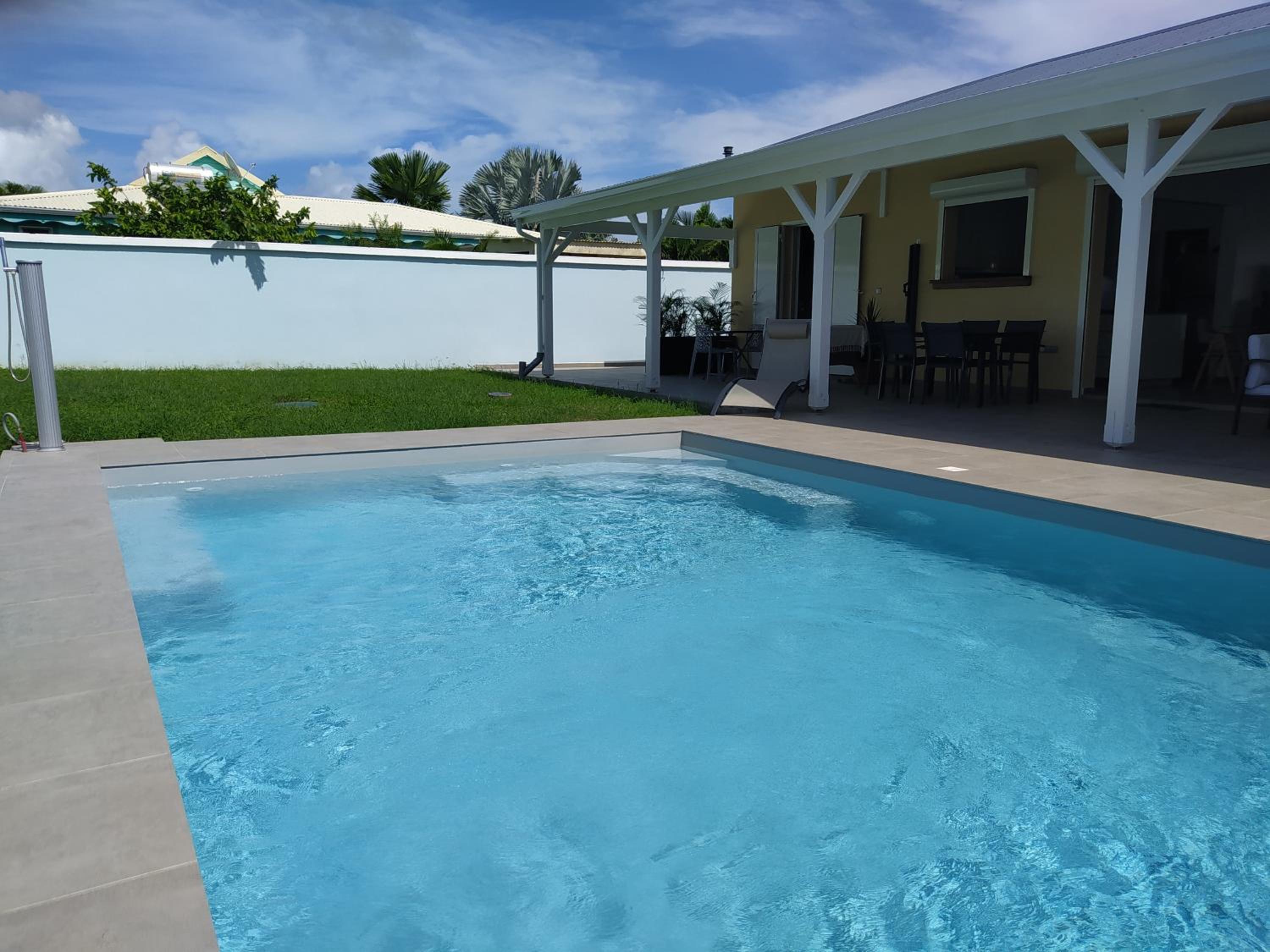 Villa Créoléna - Chambres d'hôtes avec piscine - option kitchenette - proche plage - calme absolu - Nord Grande-Terre