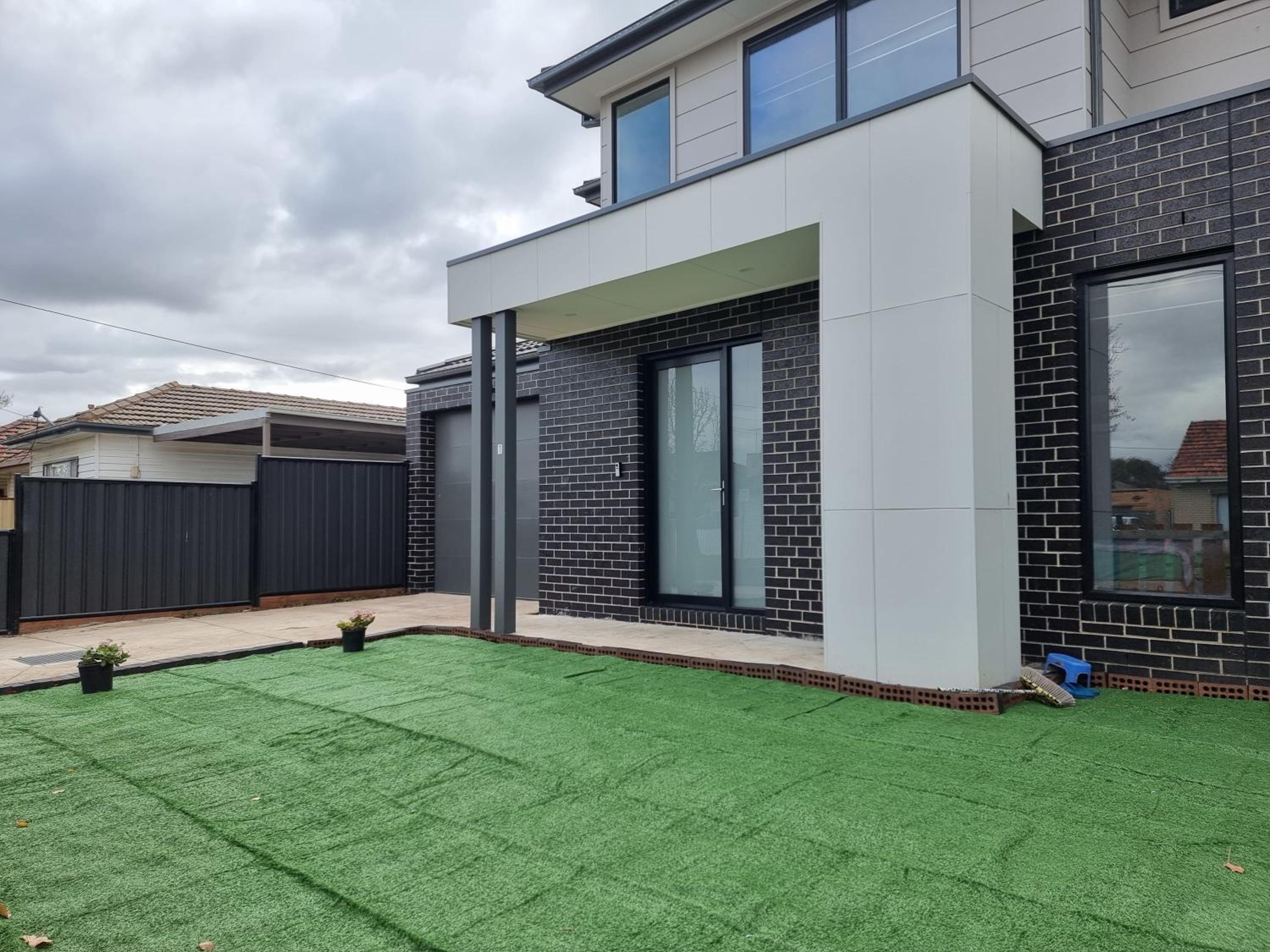Rosie Townhouse - Modern home in Sunshine
