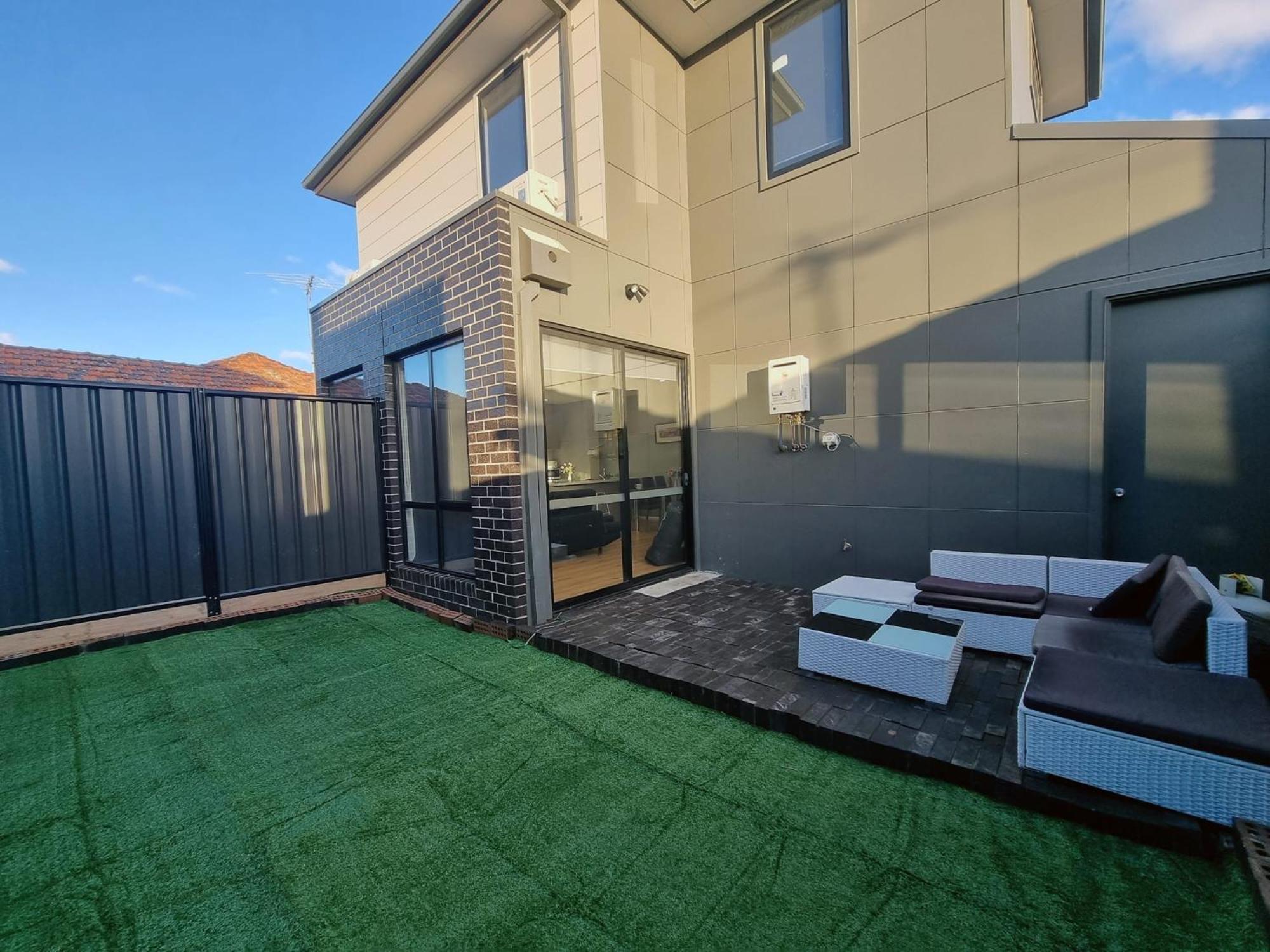 Rosie Townhouse - Modern home in Sunshine