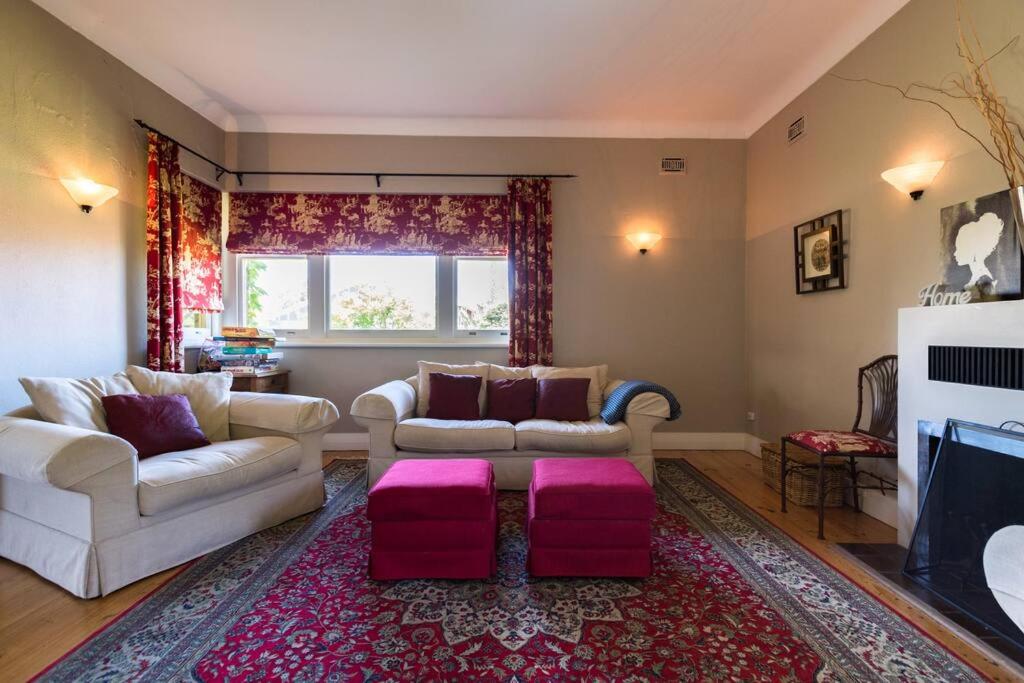 Beautiful 2 story Manor close to beach and all