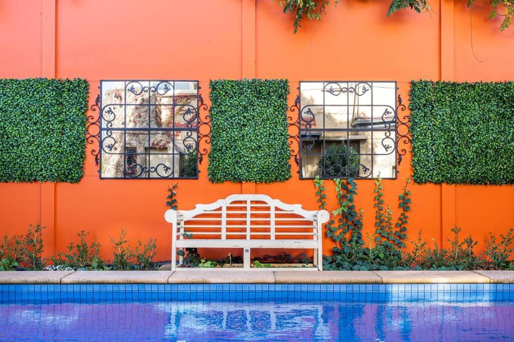 Beautiful 2 story Manor close to beach and all