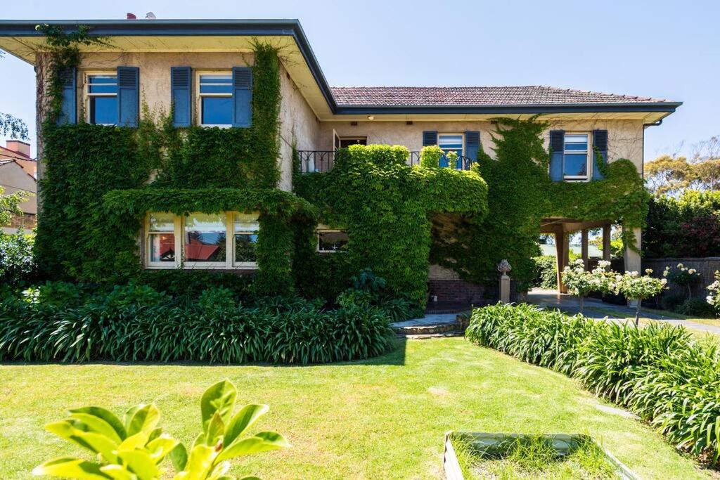 Beautiful 2 story Manor close to beach and all