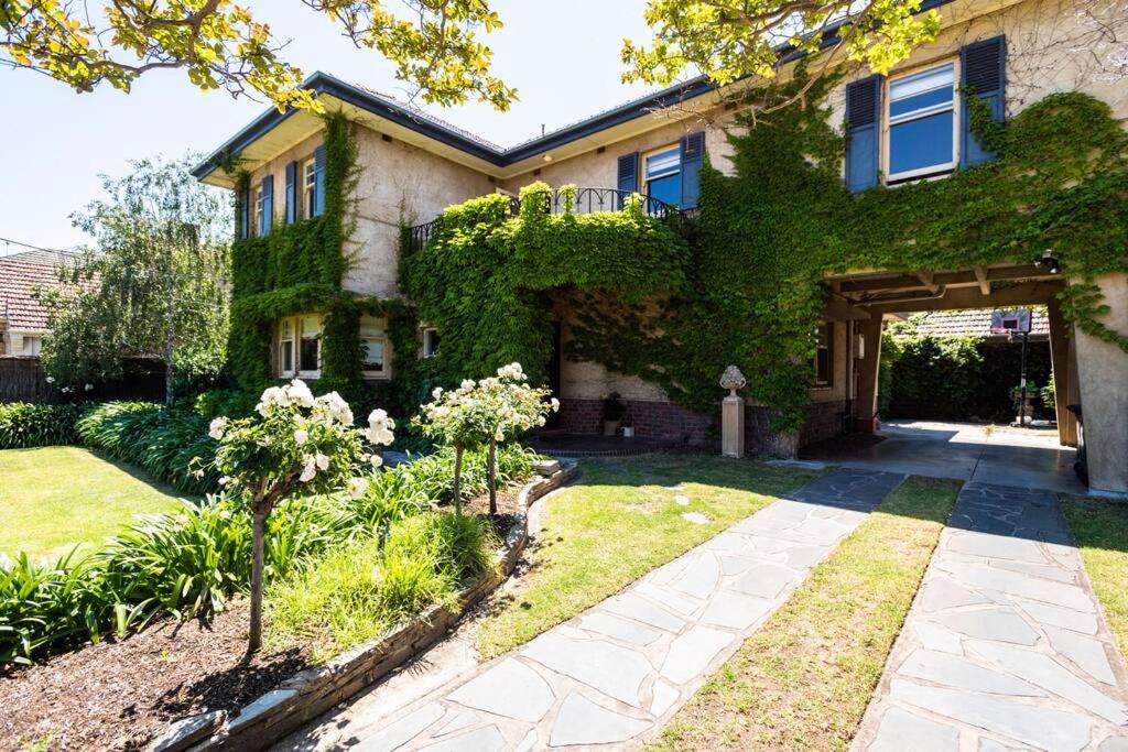 Beautiful 2 story Manor close to beach and all