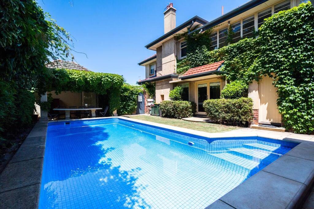 Beautiful 2 story Manor close to beach and all