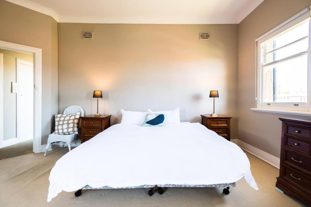 Beautiful 2 story Manor close to beach and all