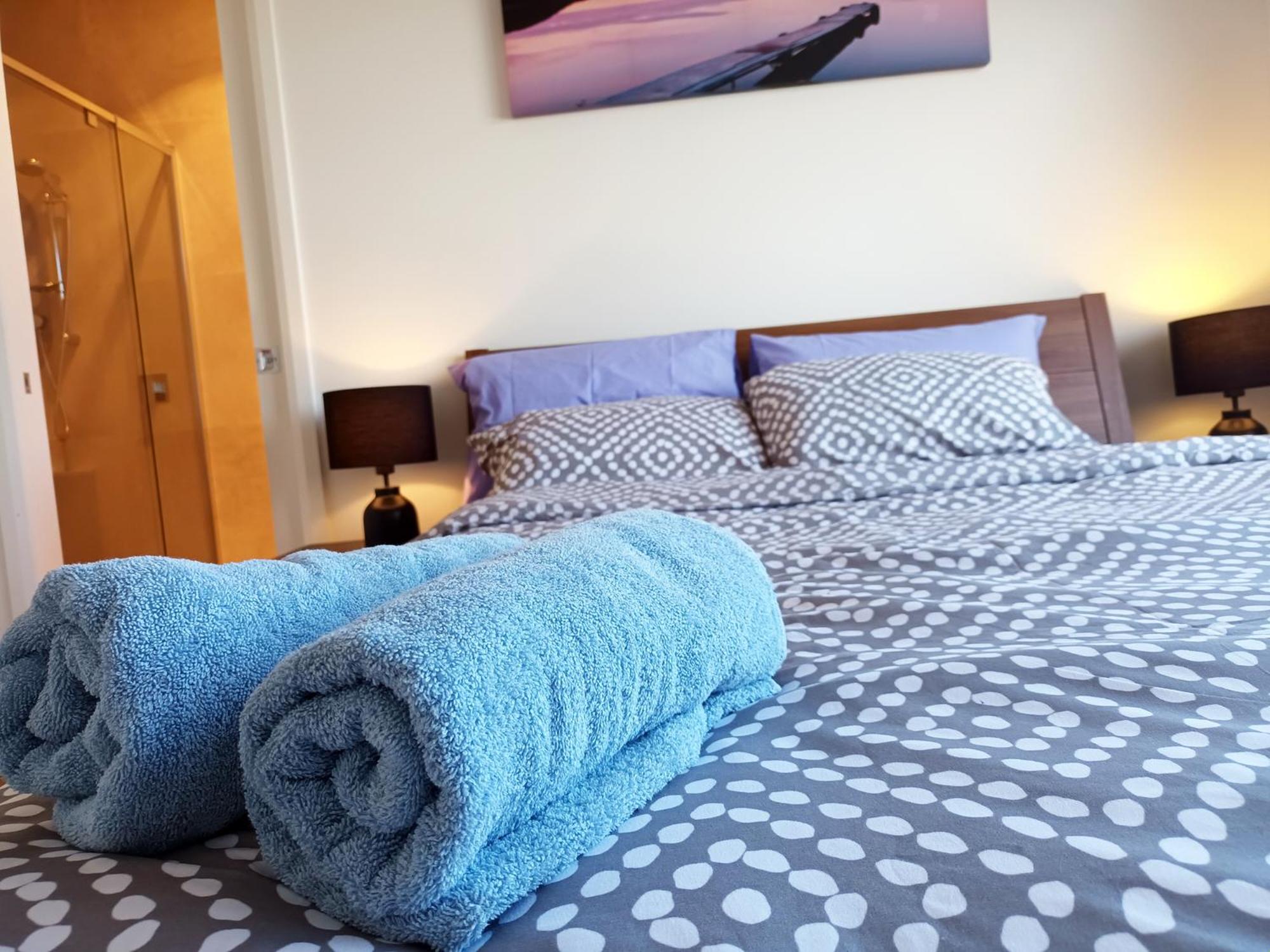 Rosie Townhouse - Modern home in Sunshine