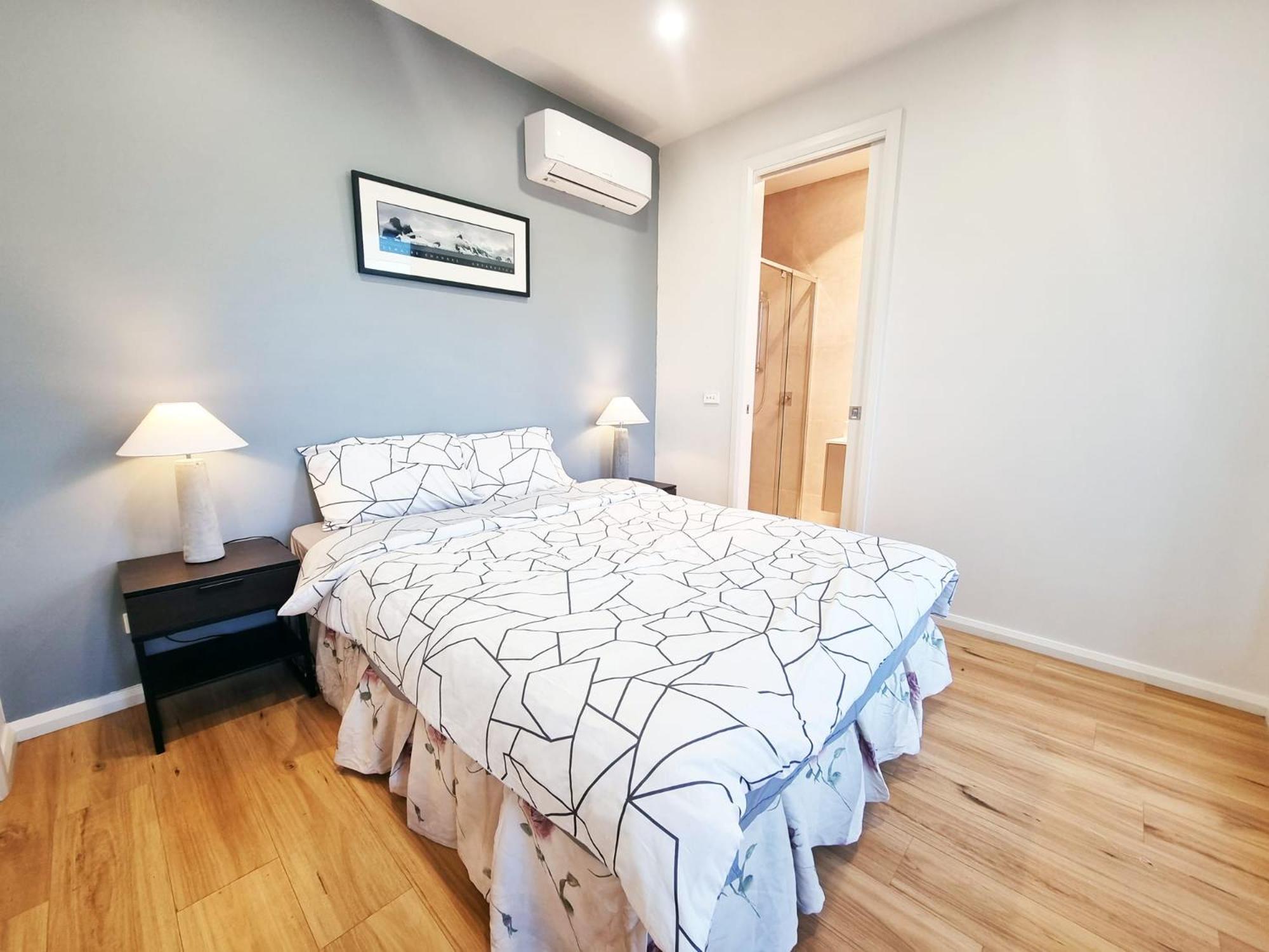 Rosie Townhouse - Modern home in Sunshine