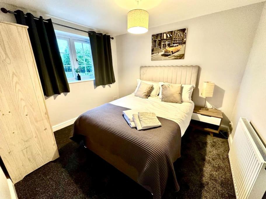 Waterside MUFC & Trafford Centre Townhouse 4 BR FREE Parking view 2
