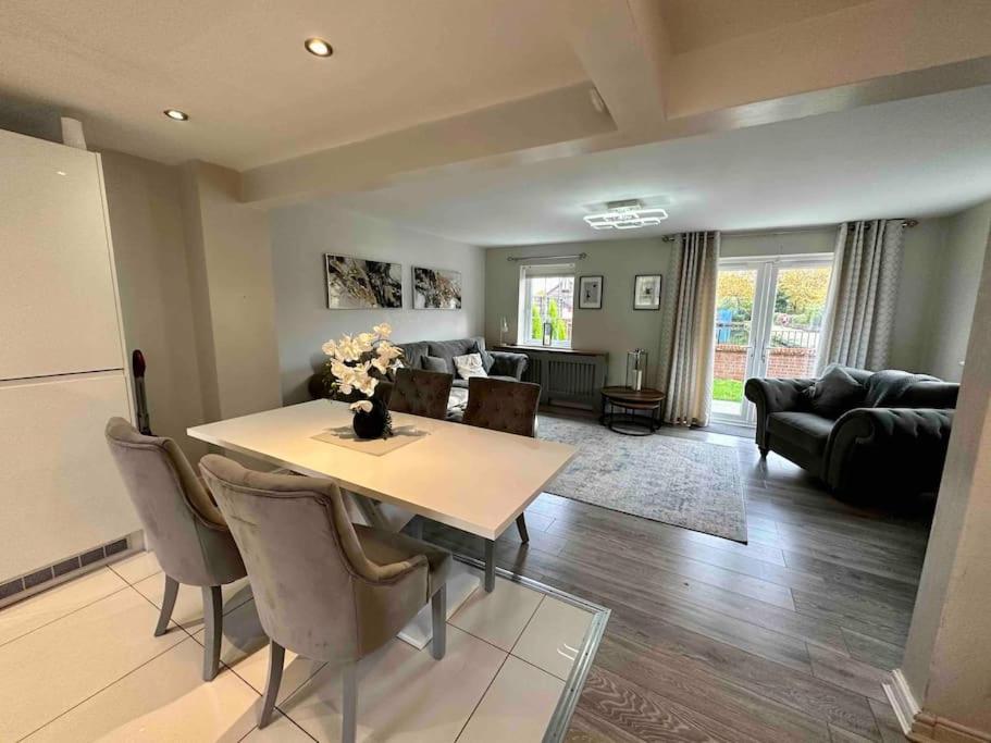 Waterside MUFC & Trafford Centre Townhouse 4 BR FREE Parking view 3