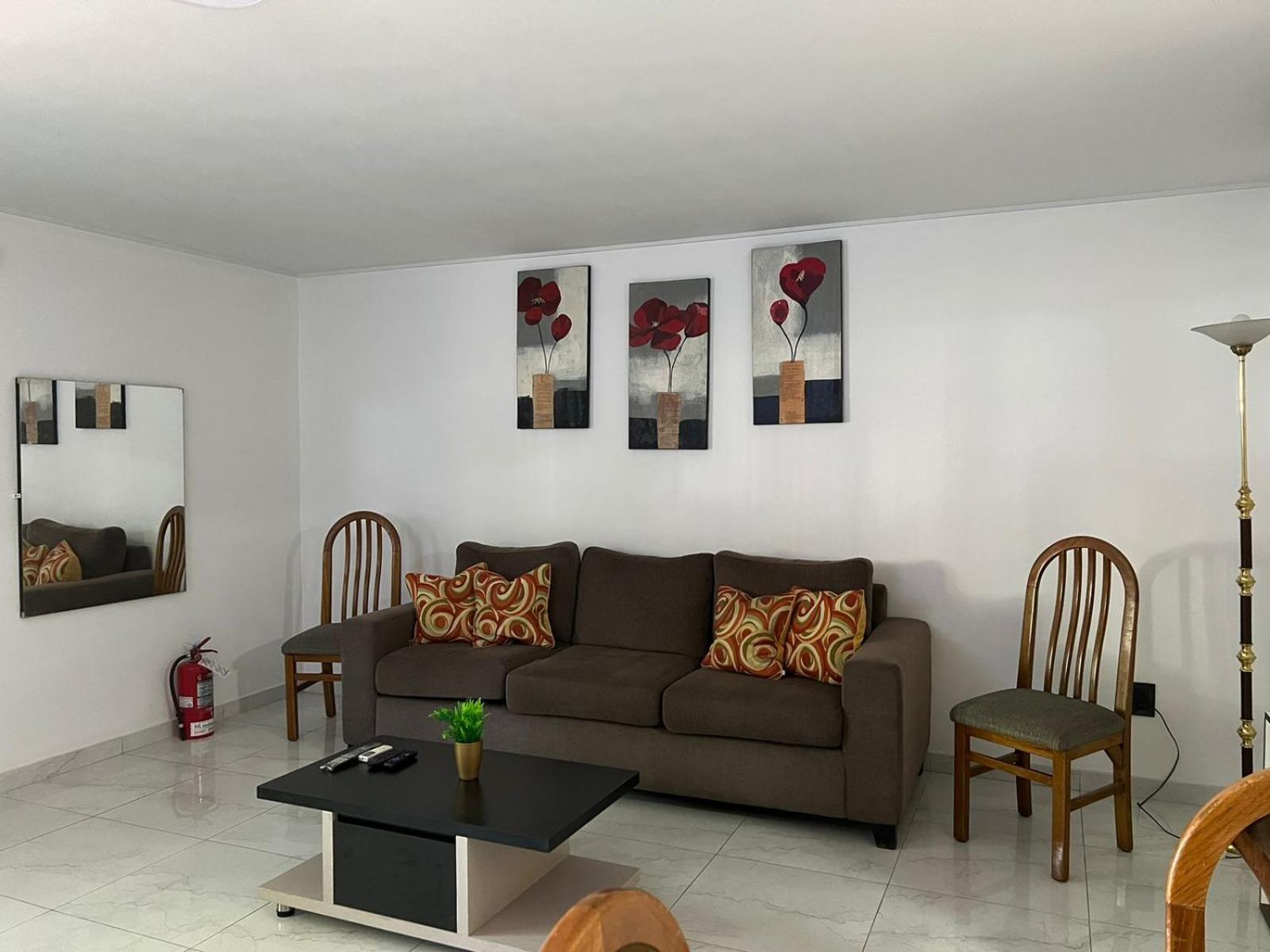 Casa Amplia Zona Semicentrica con cochera