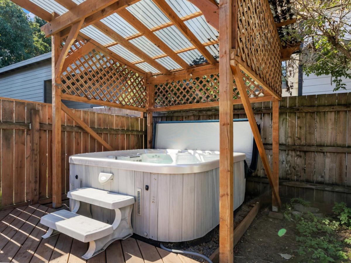 Victorian Painted Lady with Fireplace, Hot Tub and pizza oven view 2